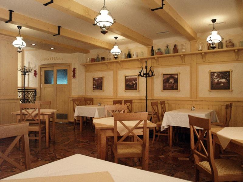 Nimrod Hotel Es Etterem Mosonmagyaróvár Εξωτερικό φωτογραφία