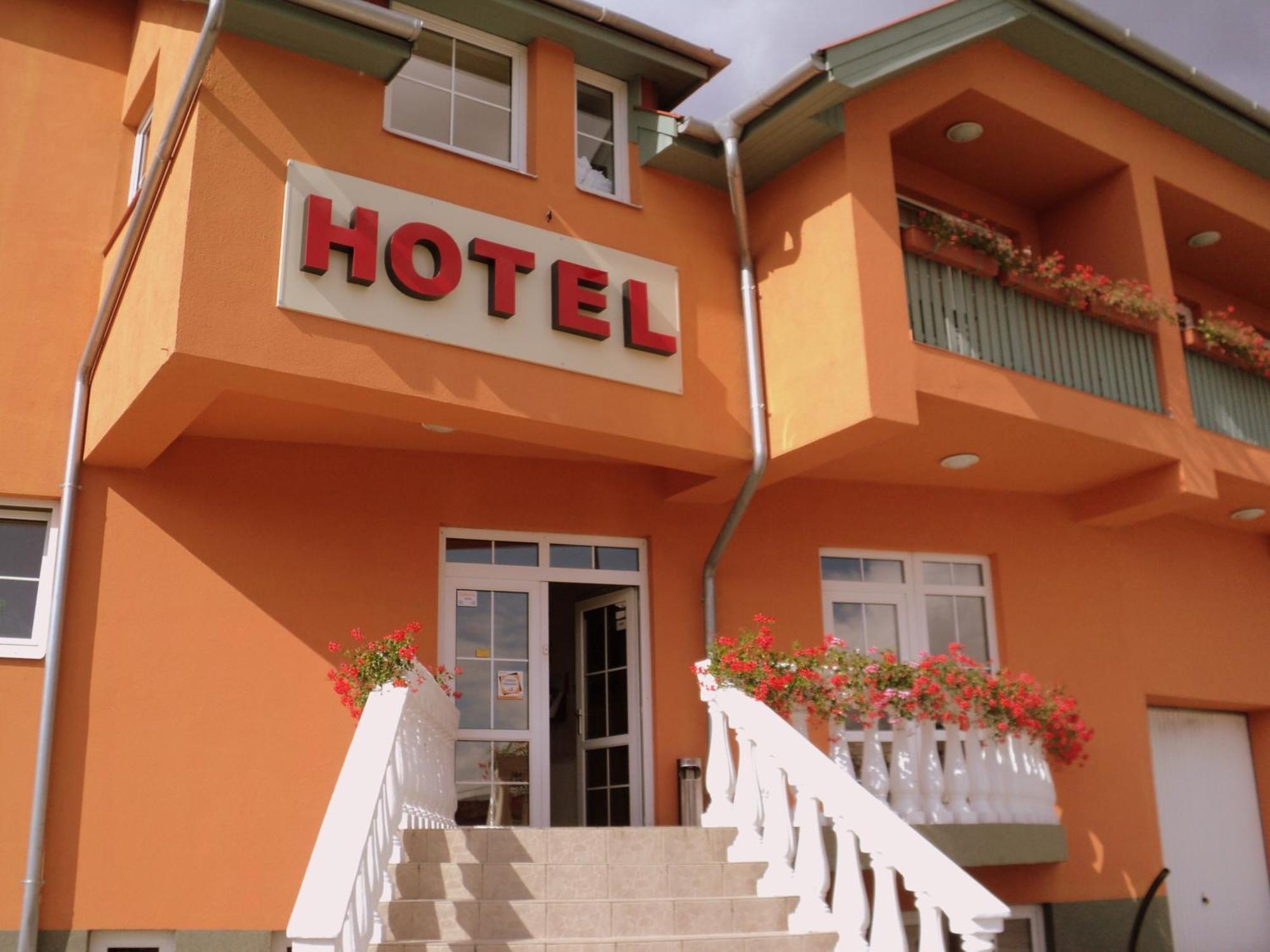 Nimrod Hotel Es Etterem Mosonmagyaróvár Εξωτερικό φωτογραφία